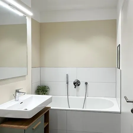 Apartment Yuva Homes - 100m2 - Nahe Muenchen - 2 Baeder - Garten&terrasse - S-bahn *