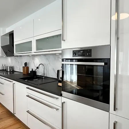 Apartment Yuva Homes - 100m2 - Nahe Muenchen - 2 Baeder - Garten&terrasse - S-bahn *