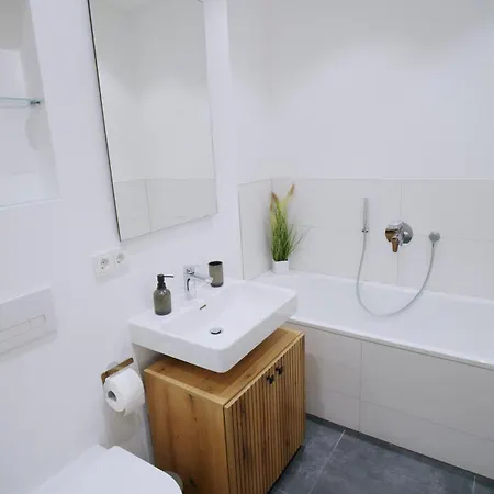 Yuva Homes - 100m2 - Nahe Muenchen - 2 Baeder - S-bahn