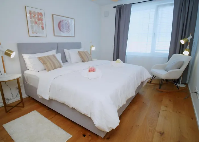 Yuva Homes - 100m2 - Nahe Muenchen - 2 Baeder - S-bahn Appartement *